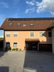 a building with solar panels on top of it at Ferienwohnung M Keller in Hollfeld