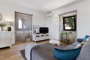 a living room with a couch and a tv at Casa da Lage in Castelo do Neiva