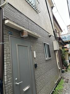 a door on the side of a brick building at 馨誠小屋201 in Tokyo