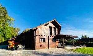 a small wooden cabin with a roof at Chalet des Lacs in Marigny