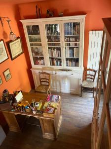 a living room with a table and a book shelf at Buvolaccia in Sampolo