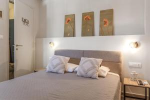 a bedroom with a bed with two white pillows at Porto Galini Kalloni in Agios Ioannis