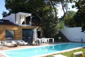 a swimming pool in front of a house at Casa da Granja in Sobral de Monte Agraço