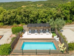 an overhead view of a pool with chairs and a house at Oltremare in Riparbella