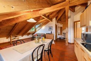 a kitchen and dining room with a table and chairs at Weingut Lieselehof Apt Panorama in Caldaro