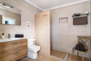a bathroom with a toilet and a sink and a shower at Villa Sueños Zenoneisabel in Caleta de Sebo +23 photos