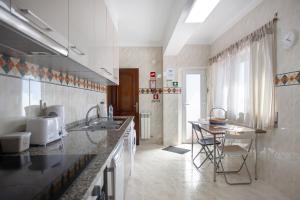 a kitchen with a sink and a counter top at Casa Imaginário Com Serenidade in Caldas da Rainha