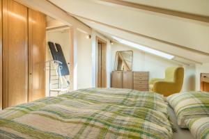 a bedroom with a bed and a closet and a ladder at Luxuriöses Penthouse-appartement in Höchst