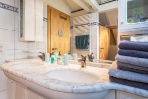 a bathroom with two sinks and a mirror at Luxuriöses Penthouse-appartement in Höchst +17 photos