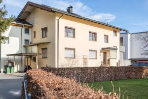 a white house with a fence in front of it at Luxuriöses Penthouse-appartement in Höchst