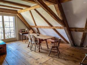a dining room with a wooden table and chairs at Schwarzwaldbauernhaus Wutach in Lembach
