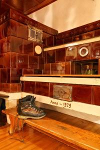 a pair of shoes sitting on a bench in a room at Schwarzwaldbauernhaus Wutach in Lembach