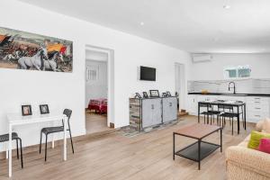 a living room with a table and chairs and a kitchen at Loft Rural in El Soto