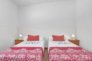 two beds sitting next to each other in a bedroom at Loft Rural in El Soto