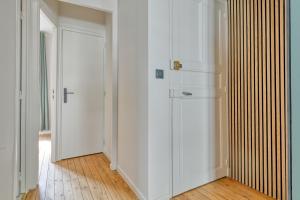 a room with a white closet and a door at Appartement Le Dauphin in Pornichet