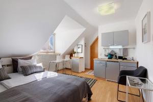 a small apartment with a bed and a kitchen at Sommavilla Apartments in Silandro