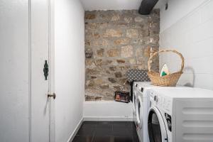 a laundry room with a washer and dryer at Apartamento 2 Casa Las Indianas in Selores