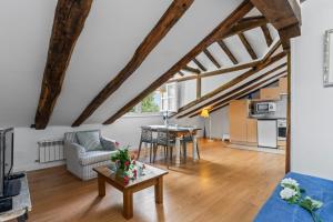 a living room with a table and a kitchen at Apartamento 2 Casa Las Indianas in Selores