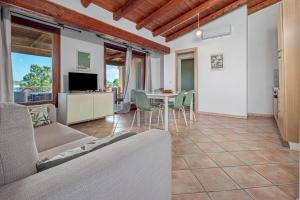 a living room with a couch and a table at Residence Orizzonti 33 in Golfo Aranci