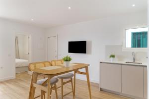 a kitchen and dining room with a table and chairs at Casa Ancla in Tías