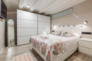 a bedroom with a large bed and a mirror at Dulce y acogedor in Vilanova i la Geltrú