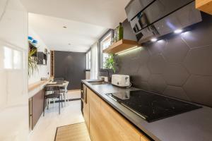 a kitchen with a sink and a counter top at Dulce y acogedor in Vilanova i la Geltrú