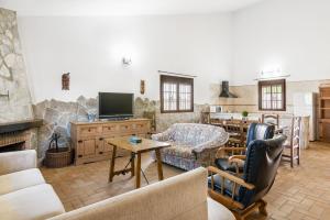 a living room with a couch and a tv at Chalet Aragon Muñoz in Conil de la Frontera