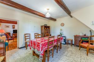 a dining room with a table and chairs at Gîte Chez Martha in Anduze
