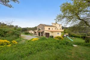 an old house in the middle of a field at Cal Panxeta in Balsareny