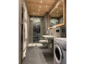 a bathroom with a toilet sink and a washing machine at Ferienwohnung Max 2 in Garmisch-Partenkirchen