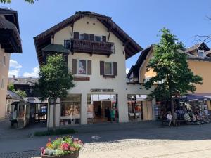 a building in the middle of a street at Ferienwohnung Max 2 in Garmisch-Partenkirchen