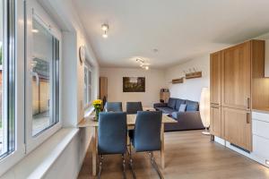 a kitchen and living room with a table and chairs at Ferienwohnung Kleine Auszeit in Schmallenberg