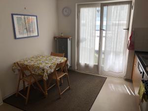 a table and chairs in a kitchen with a window at Ferienwohnung Innenstadt in Marktbreit