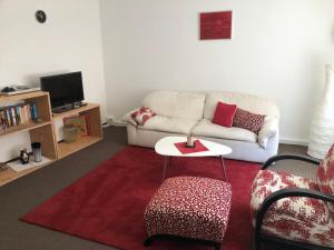 a living room with a couch and a table at Ferienwohnung Innenstadt in Marktbreit