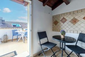 a patio with a table and chairs on a balcony at L'angolo Porto Torres in Porto Torres