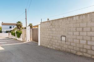 a brick wall with a gate and a fence at Chalet Rubio Cabeza in Conil de la Frontera