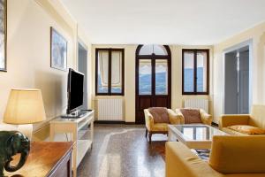 a living room with a couch and a tv at Villa Bivai in Bivai