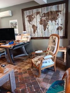 an office with a desk with a computer and a chair at Maison Au Bord de l'eau in Loches