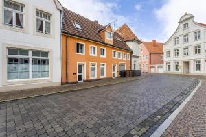 a cobblestone street in a town with buildings at Ferienwohnung Am Osttor in Warendorf