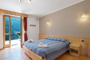 a bedroom with a bed with towels on it at Agritur Sotto il Melo in Caldes