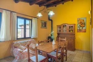 a dining room with a table and a couch at Quadrilocale 800mt dal mare in San Teodoro