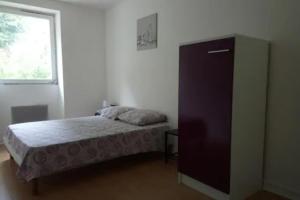 a small bedroom with a bed and a window at Apt T3 - 3 Min du Futuroscope in Chasseneuil-du-Poitou +2 photos