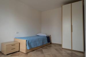 a small bedroom with a bed and a dresser at Villa Vigna in Badesi