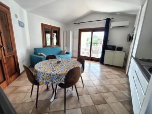 a living room with a table and chairs at Villa Vigna in Badesi