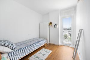 a bedroom with a bed and a window at Lopimar Bonito in Canet de Berenguer +17 photos