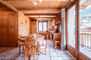 a kitchen with a table and chairs in a cabin at Savine in Val Cenis