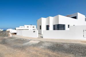 a white house on the side of a road at Noray 2 in La Santa