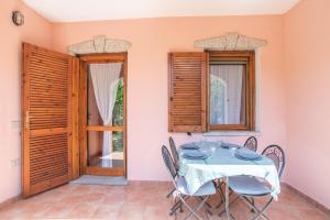 a dining room with a table and chairs at Sardegna Budoni giardino e Jacuzzi in Budoni