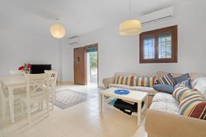 a living room with a couch and a table at Ca Xotxim in Altea