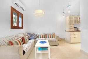a living room with a couch and a table at Ca Xotxim in Altea